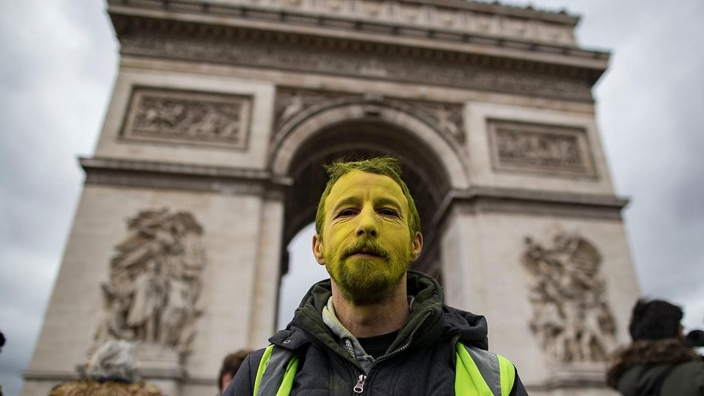 Keltaliivien ensimmäisellä marssilla oli mukana 282 000 ihmistä. Viime viikon lauantaina mieltään kerääntyi osoittamaan arviolta vajaat 40 000 ihmistä. Keltaliivien mielenosoitukseen osallistunut mies Pariisin Riemukaarella.