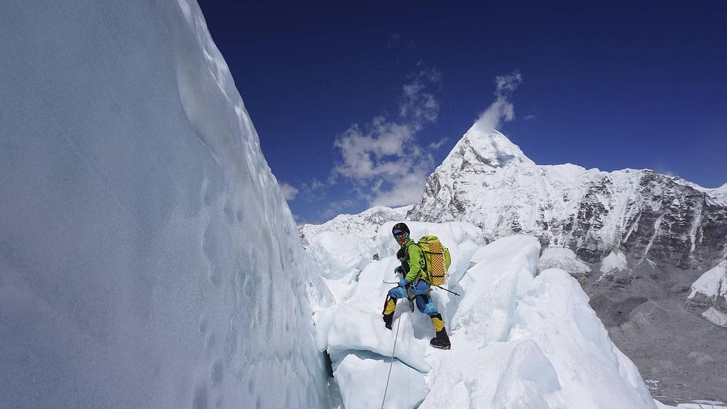 Vuorikiipeilijä valloittamassa tappajavuoreksi kutsuttua Nanga Parbatia. Kuvan henkilö ei liity jutun tapaukseen.