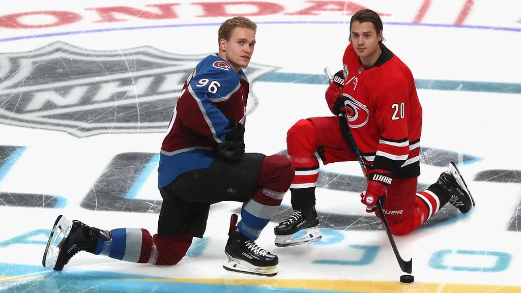 Mikko Rantanen (vasemmalla) ja Sebastian Aho (oikealla) rikkoivat 30 maalin rajapyykin NHL:ssä.