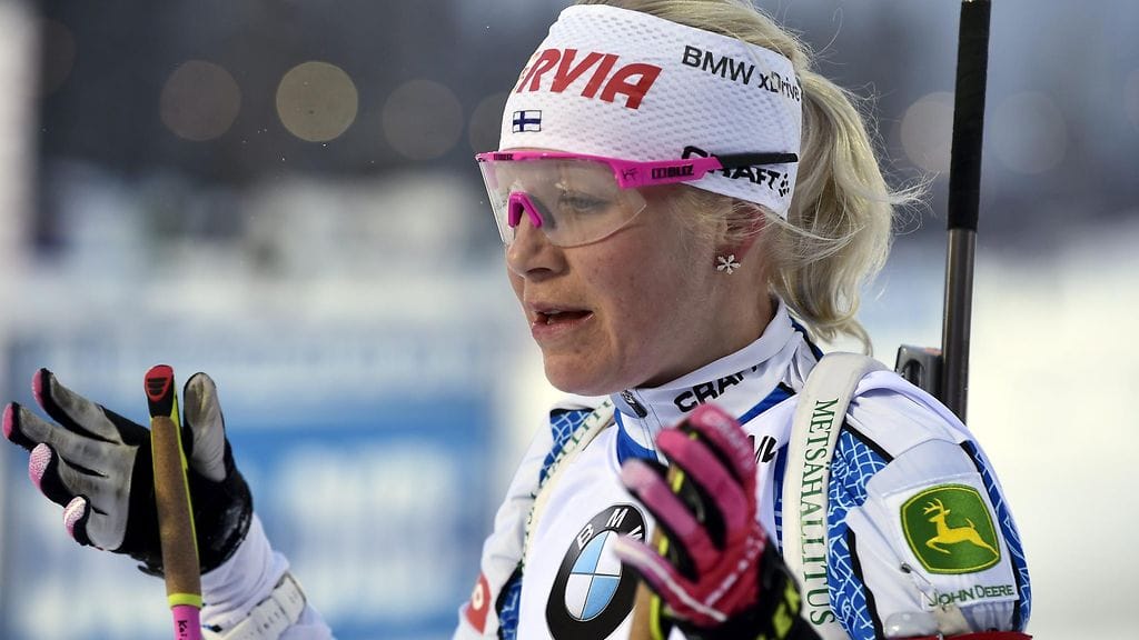 Kaisa Mäkäräinen joutui levittelemään käsiään MM-kisojen takaa-ajokisassa.