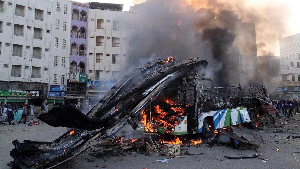 Kuva palaneesta maakaasulla kulkeneesta bussista Pakistanista. Kaasusäiliöt sijaitsivat ilmeisesti linja-auton katossa.