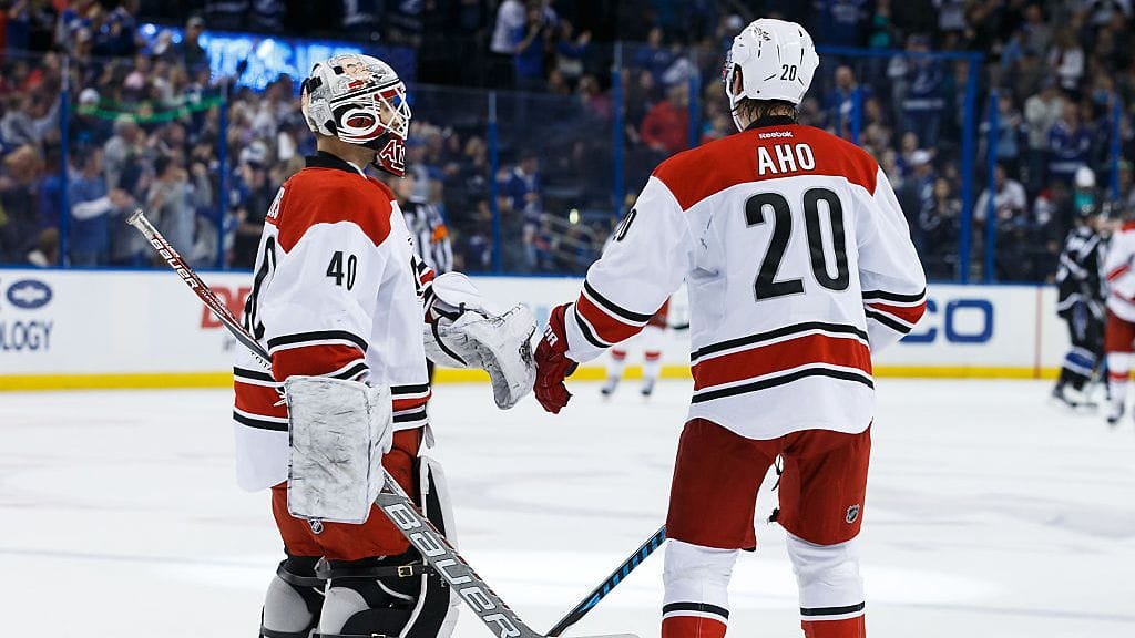 Sebastian Aho onnitteli Carolina Hurricanesin maalilla käväissyttä Jorge Alvesia.