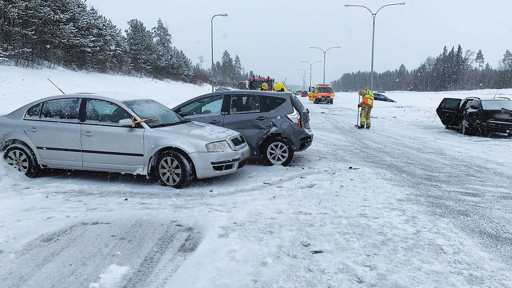 Kempeleessä sattui maanantaiaamuna usean auton ketjukolari.