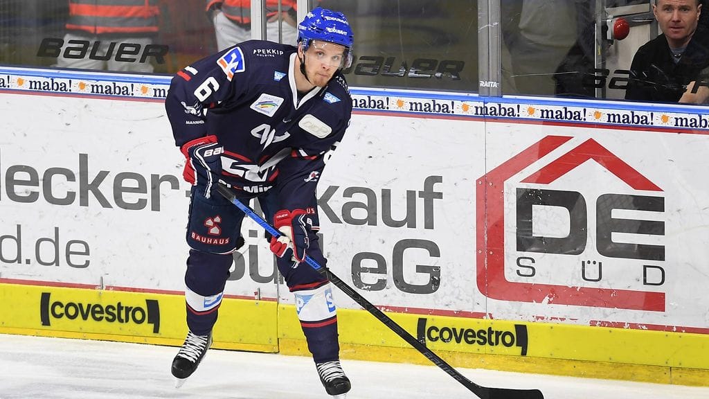 Joonas Lehtivuori valittiin DEL:n parhaaksi puolustajaksi.