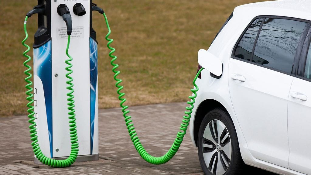 Autoala uskoo sähköautojen määrän liikenteessä kasvavan huimasti.