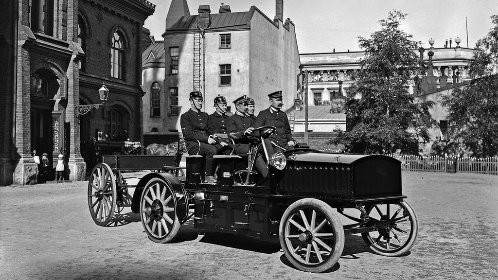 Valokuvaaja Signe Branderin vuonna 1909 ottamassa kuvassa Helsingin ensimmäinen paloauto on kuvattu Erottajan paloaseman pihalla.