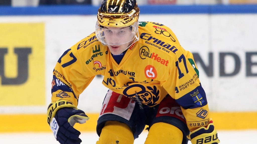 Justin Danforthin ottelu päättyi suihkukomennukseen Jukureita vastaan.