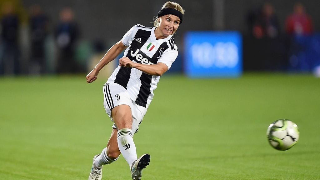 Tuija Hyyrynen edustaa naisten Serie A:ssa pelaavaa Juventusta.