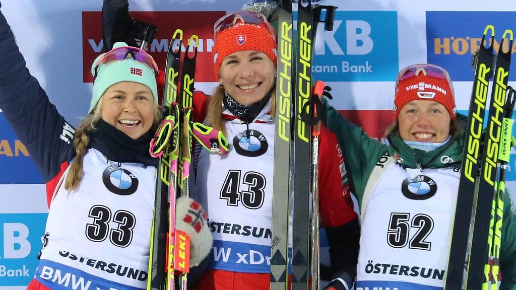 Ingrid Landmark Tandrevold (vas.) ei usko kilpakumppani Anastasia Kuzminan (kesk. sairauteen. Oikealla Laura Dahlmeier.