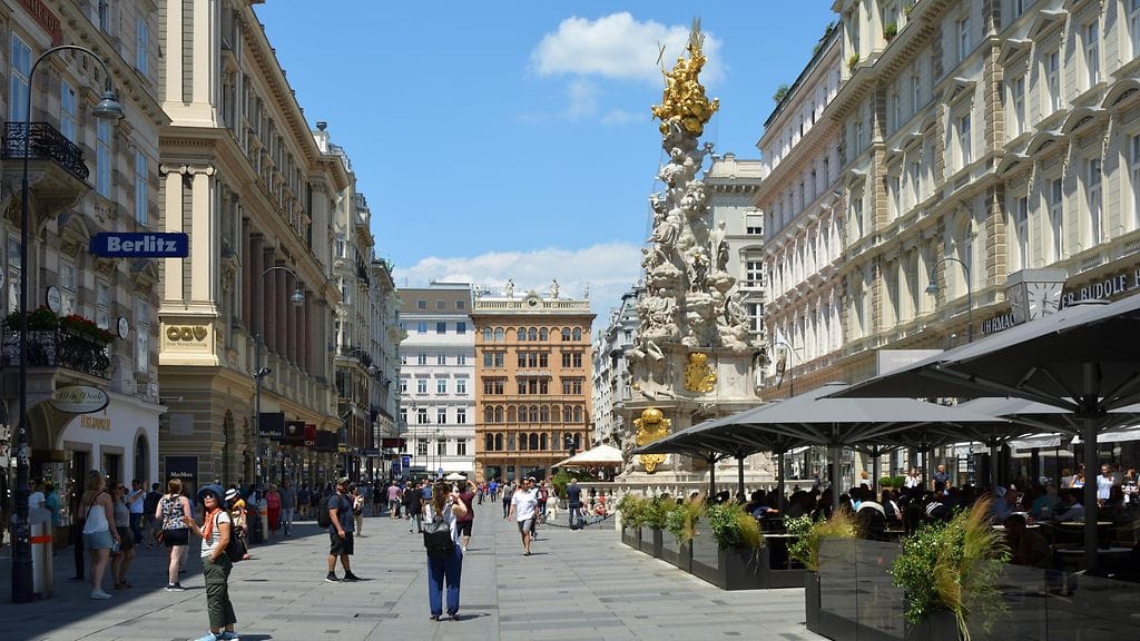 Kävelykatua Wienissä. Maa on vuosia ollut elämänlaatuselvityksen kärjessä.