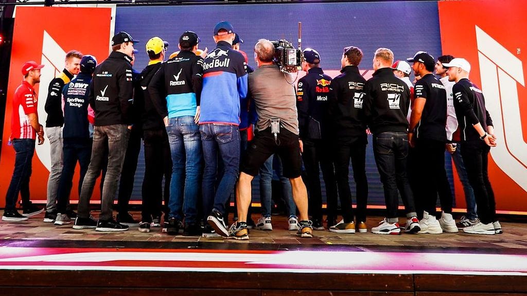 F1-kuskit kutsuttiin Melbournessa ryhmäkuvaan ennen kauden alkua. Kimi Räikkönen tosin ehti jo livistää paikalta.