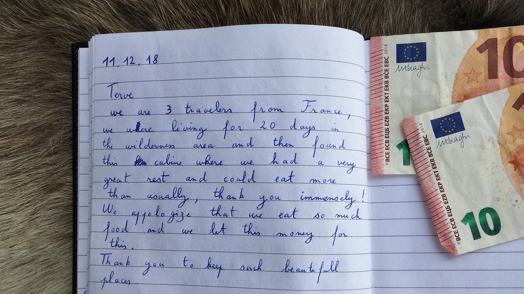 Anteeksi, että söimme niin paljon ruokaa, kirjoittivat kutsumattomat ranskalaisvieraat kessiläismökin vieraskirjaan ja jättivät myös 20 euroa "vahingonkorvauksia".