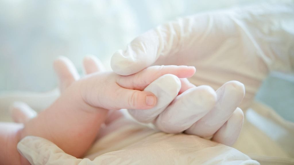 Etelä-Afrikan Pietermaritzburgissa asuva nainen yritti viedä vakavasti sairaan viiden kuukauden ikäisen vauvansa sairaalaan hoidettavaksi, mutta kaksi sairaalaa käännytti heidät pois. Lukuisten testien jälkeen pojalla todettiin aivokalvontulehdus. Poika kuoli Edendalen sairaalassa aikaisin sunnuntaiaamuna.