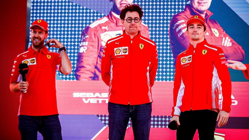 Ferrarin Sebastian Vettel (vas.), tallipäällikkö Mattia Binotto ja toinen kuljettaja Charles Leclerc käyttävät Australiassa vuoden 2018 tiimiasuja.