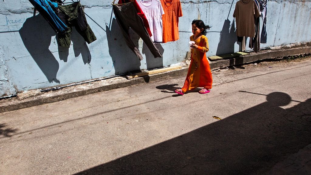 Lapsi Kuala Lumpurin kadulla. Useat kouluikäiset lapset ovat altistuneet myrkylliselle kaasulle lähellä Pasir Gudangin kaupunkia.