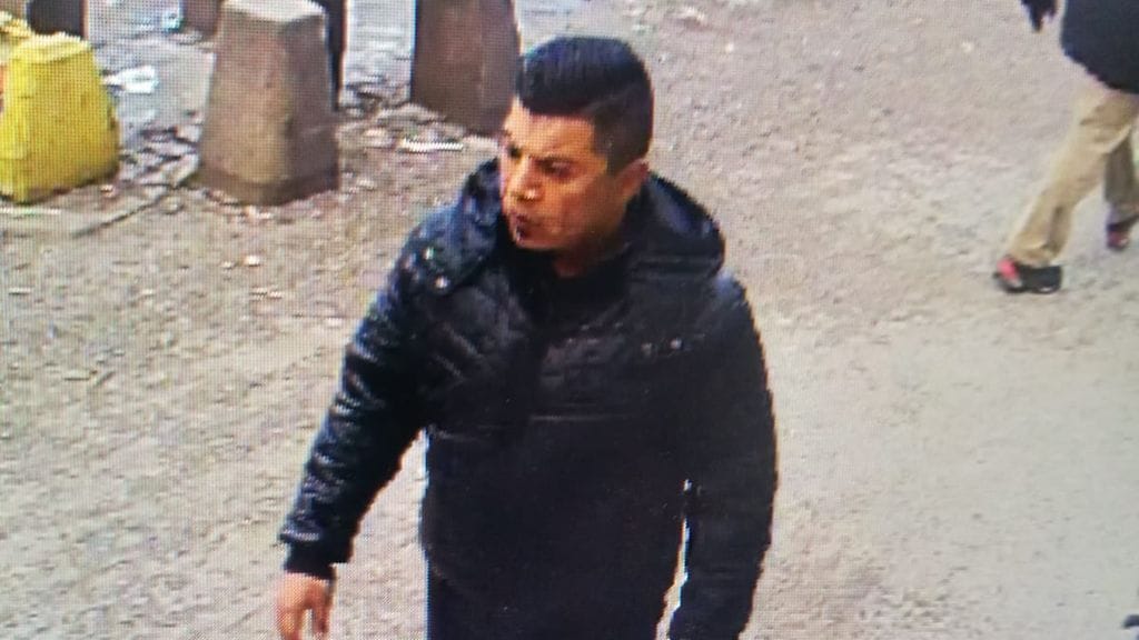 Hayder Abduljabbar Al-Hmedavi on epäiltynä kahdesta murhan yrityksestä ja kolmesta törkeästä pahoinpitelystä. Häntä ei ole tavoitettu, ja hänen veljensä on nyt päästetty tutkintavankeudesta.