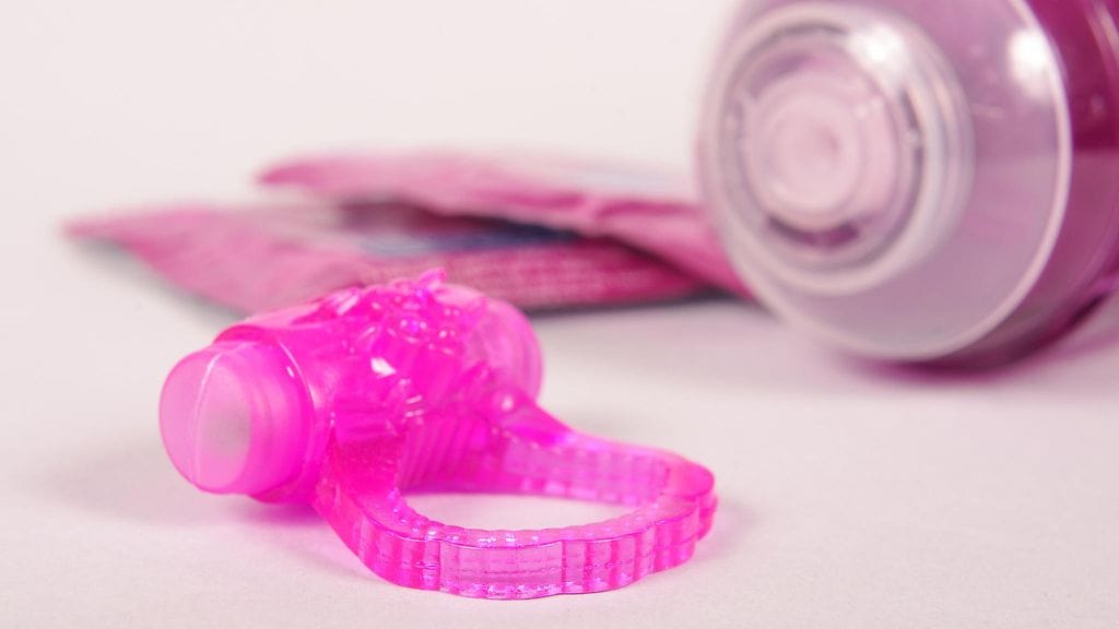 Penisrengas tekee erektiosta kovemman. Kuvituskuva.