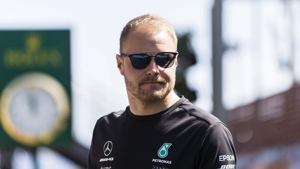 Valtteri Bottas Australian Melbournen varikolla, F1-kauden avauskisan alla.