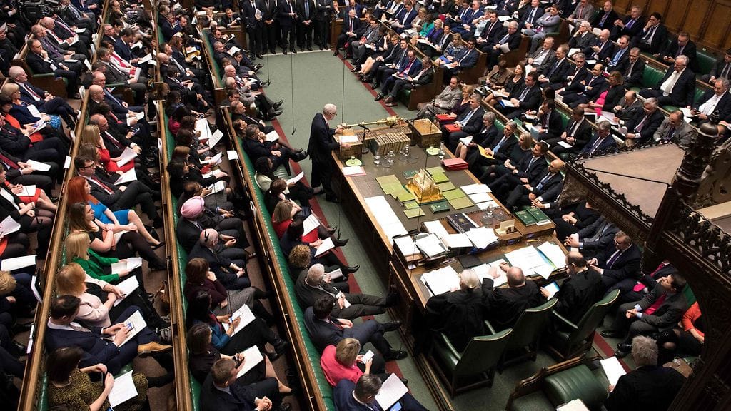 Opposition Työväenpuolueen johtaja Jeremy Corbyn puhui alahuoneessa eilisten brexit-äänestysten yhteydessä.