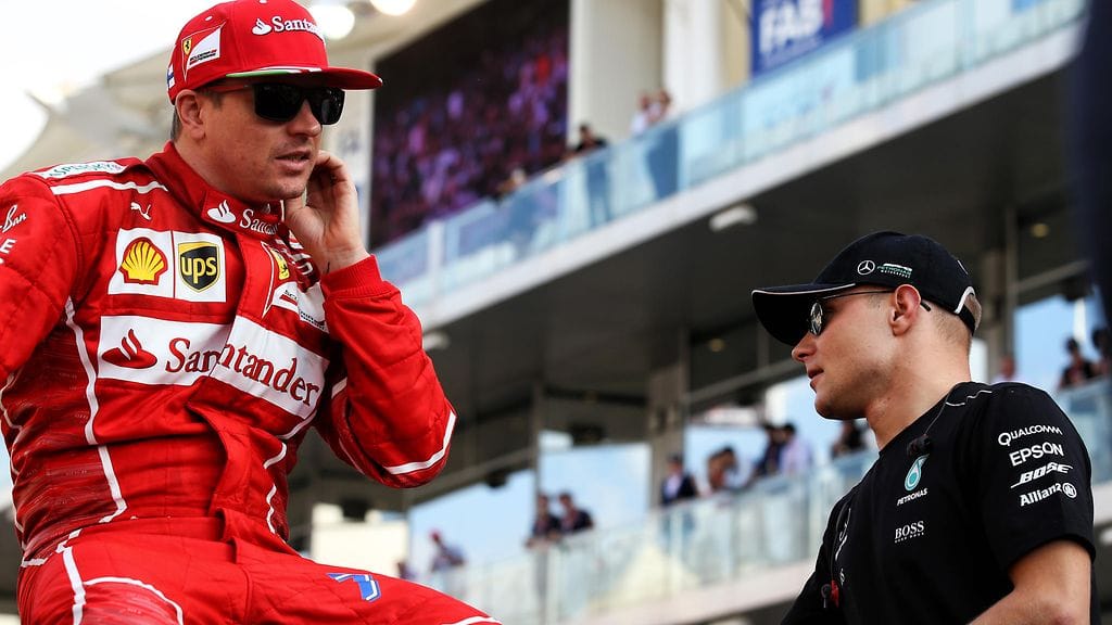 Mercedeksen Valtteri Bottas (oikealla) pohtii, tuoko F1-sarjan uudistus lisää riskitekijöitä kisojen loppuun. Ferrarilta Alfa Romeolle vaihtanut Kimi Räikkönen läväytti puolestaan hyvin kimimäisen vastauksen aiheeseen.