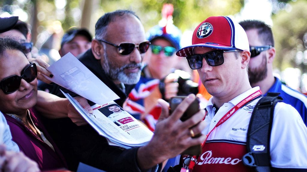Kimi Räikkönen oli fanien piirittämänä Australian Melbournessa uuden F1-kauden alla.