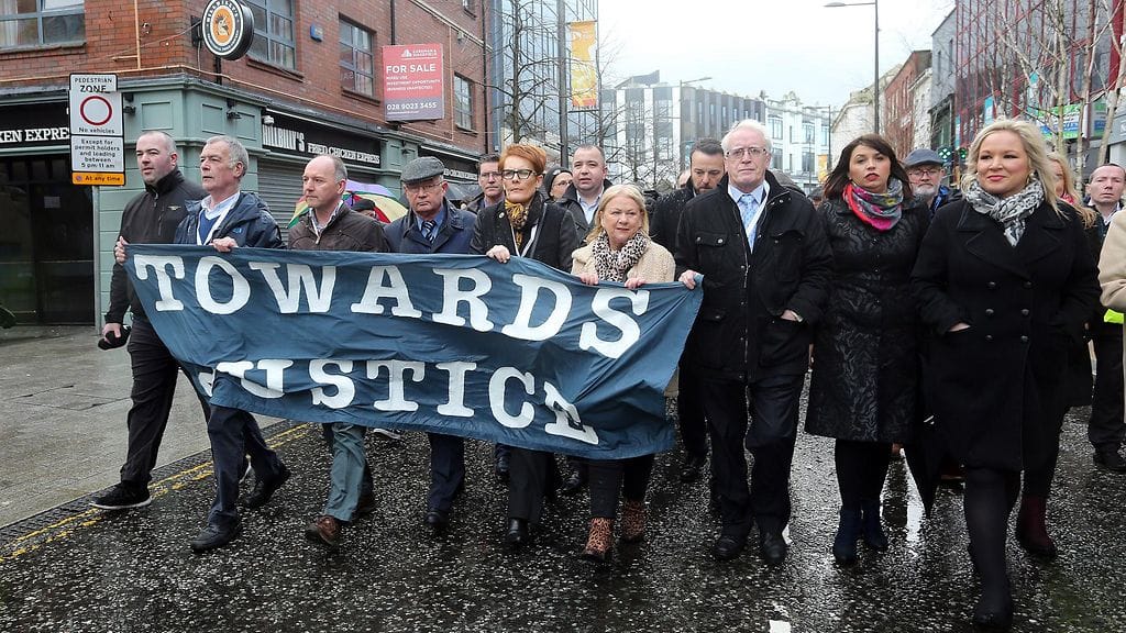 Omaiset osoittivat mieltään Verisunnuntain uhrien puolesta Derryssä tänään.