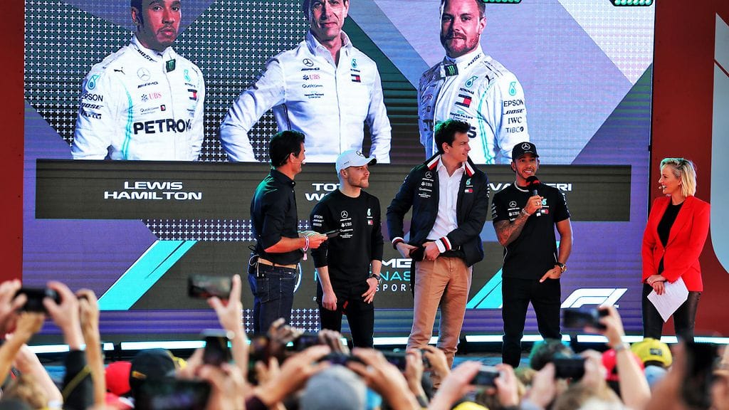 Lewis Hamilton (oikealla, mikki kädessä) ja Valtteri Bottas (toinen vasemmalta) muodostavat Mercedeksen kuskiparin myös ensi kaudella.