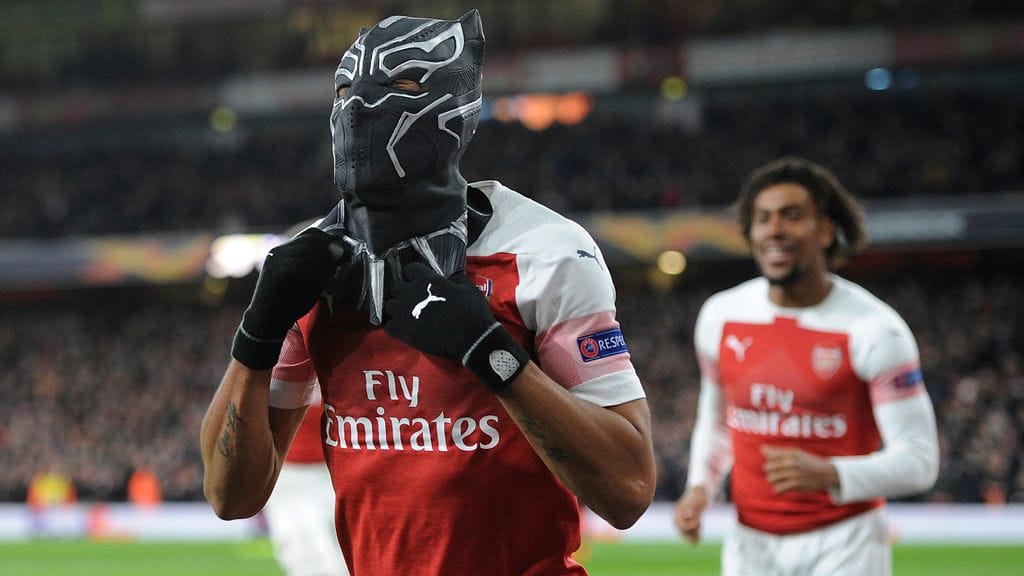 Pierre-Emerick Aubameyang kaivoi toisen maalin jälkeen päähänsä Mustan Pantterin naamion.