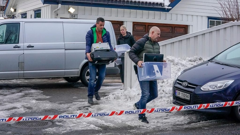 Poliisi kantoi tavaroita ulos oikeusministeri Tor Mikkel Waran kodista, kun Wara päätti jättää virkansa väliaikaisesti autopalon takia.