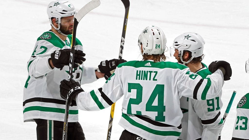 Dallas Starsin Roope Hintz pääsi juhlimaan maaliaan Aleksander Radulovin ja Tyler Seguinin kanssa.