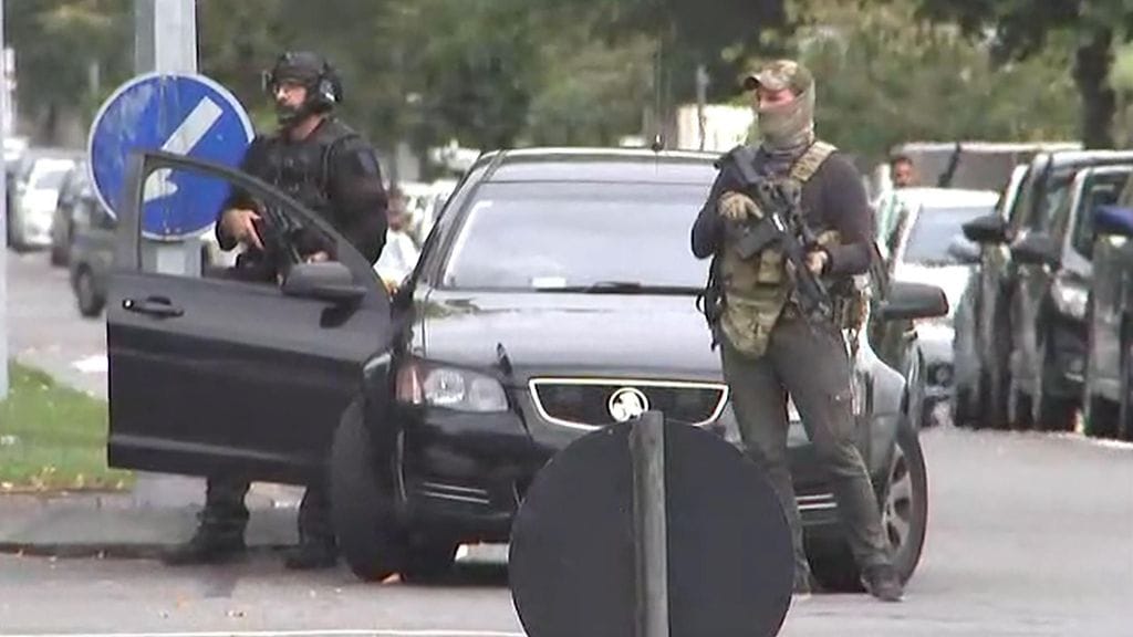 Erikoisjoukkoja moskeijaiskun tapahtumapaikalla.