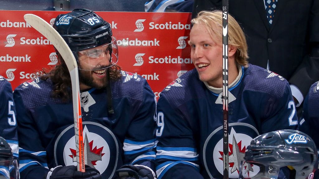 Winnipeg Jetsin Patrik Laineella oli hauskaa vaihtopenkillä joukkuekaverinsa Mathieu Perreaultin kanssa.