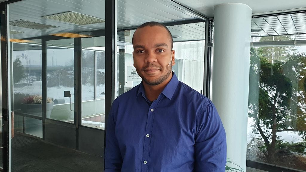 Ernest Lawson tarttuu uuden sketsihahmonsa kanssa ajankohtaiseen puheenaiheeseen.