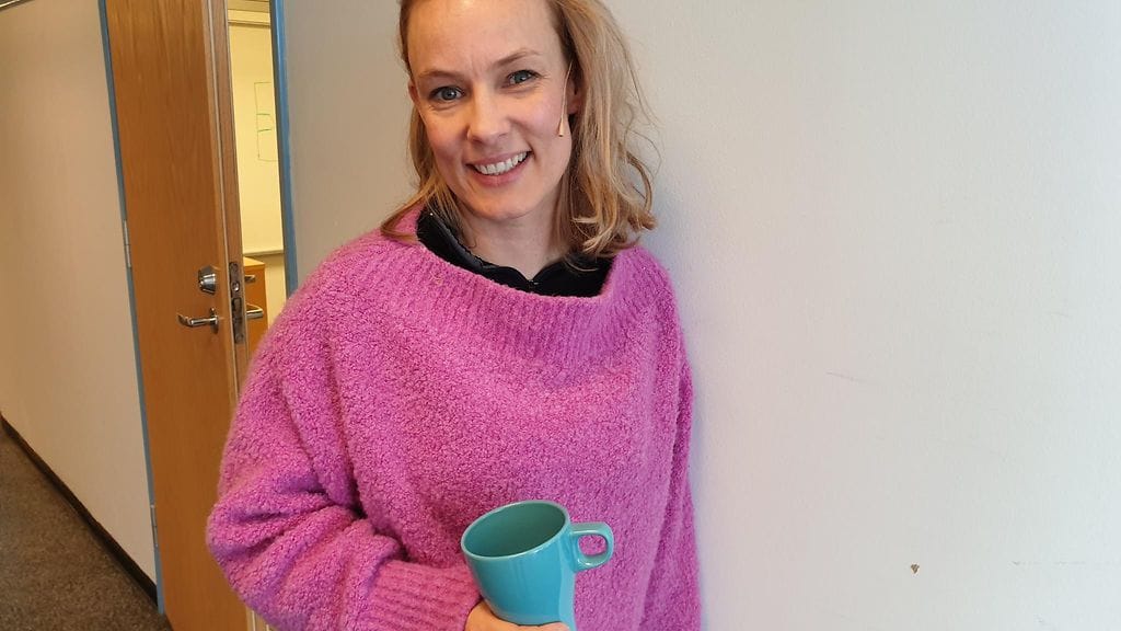 Terhi Suorlahden sketsihahmo kertoo yllättäviä totuuksia tutuista tapahtumista.