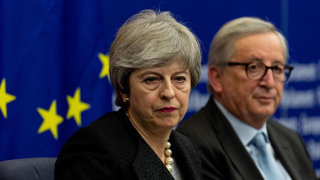 Jean-Claude Juncker yhdessä pääministeri Theresa Mayn kanssa.