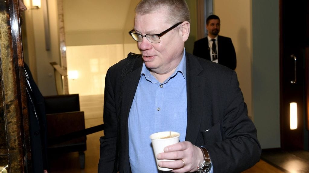 Sinisten kansanedustaja ja Ylen hallintoneuvoston jäsen Kimmo Kivelä matkalla perustuslakivaliokunnan kokoukseen eduskunnassa Helsingissä 14. helmikuuta 2019.