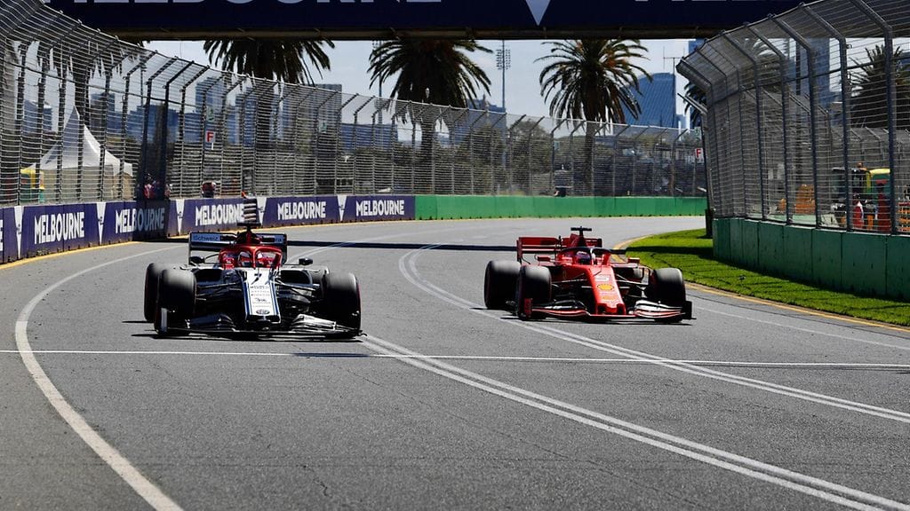 Viime kauden tallikaverit Kimi Räikkönen (vasemmalla, Alfa Romeon ratissa) ja Sebastian Vettel (oikealla, Ferrari) Melbournen radalla Australiassa.