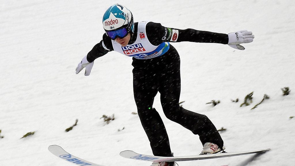 Suomen Antti Aalto leiskautti komean hypyn Vikersundin lentomäen karsinnassa.