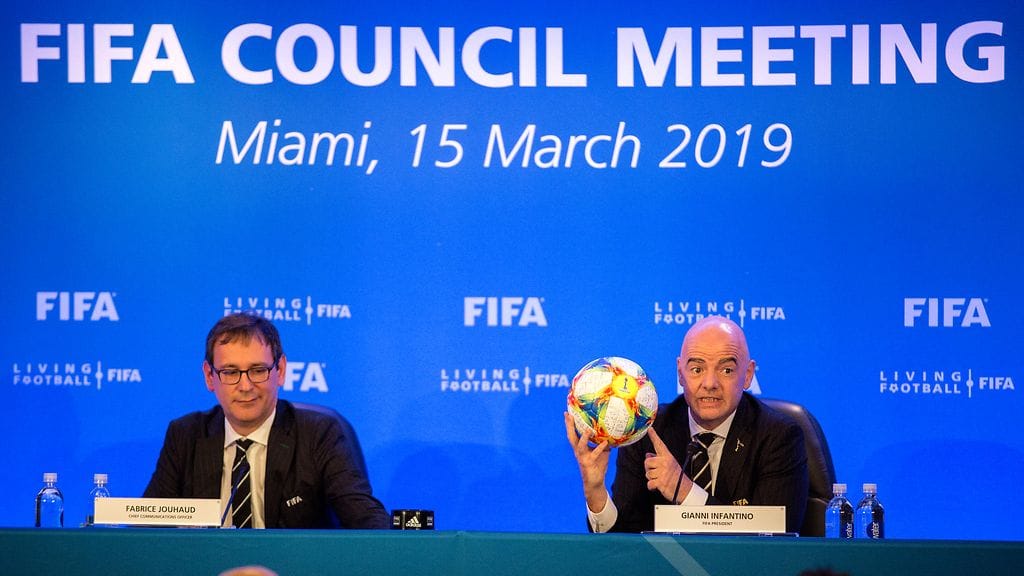 Fifa suosittelee miesten MM-kilpailujen joukkuemäärän nostamista.