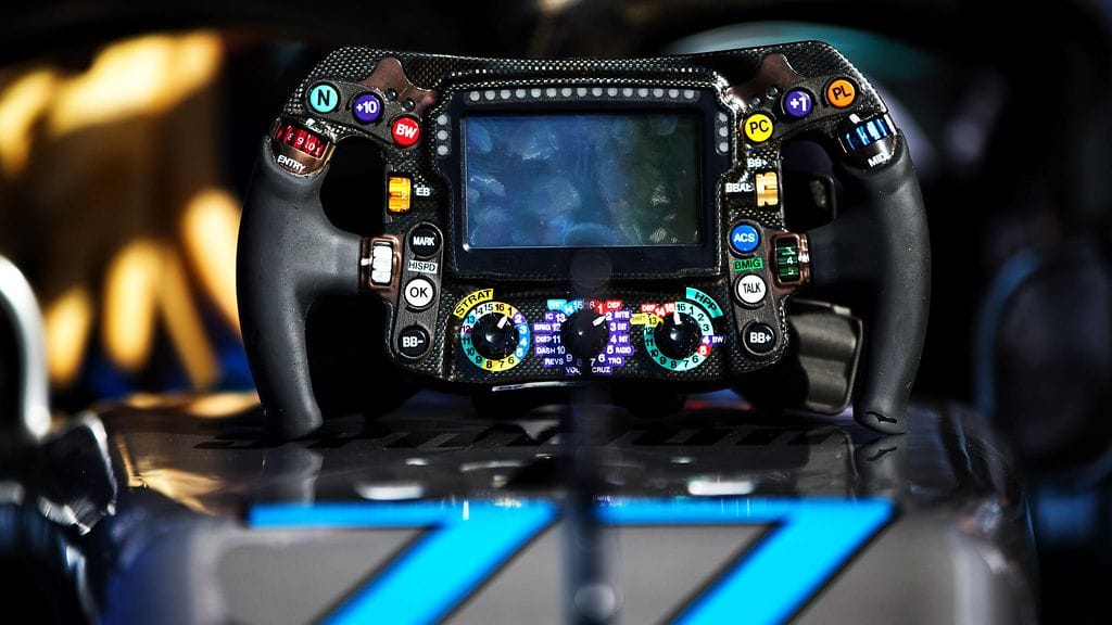 Arkistokuva Mercedeksen ratista.