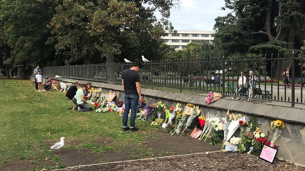 Christchurchin asukkaat ovat kunnioittaneet terrori-iskun uhrien muistoja viemällä kukkia kaupungin kasvitieteellisen puistoon.