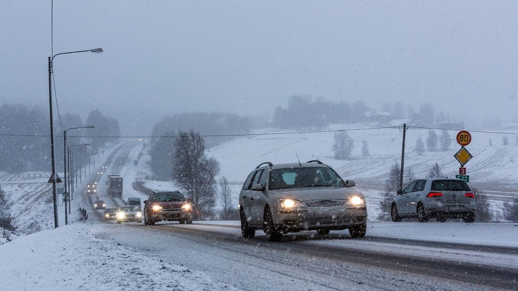 Arkistokuva. Ajokeli on huono osassa maata lumi-, räntä- ja vesisateiden vuoksi.
