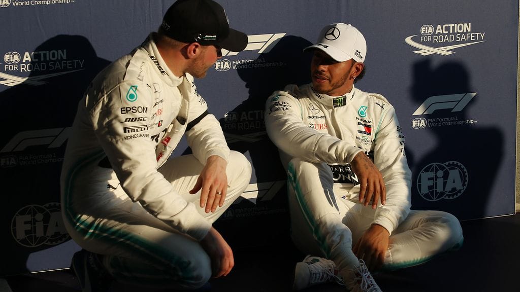 Lewis Hamilton (oikealla) taipui Valtteri Bottakselle (vasemmalla) Australian Melbournen kisassa.
