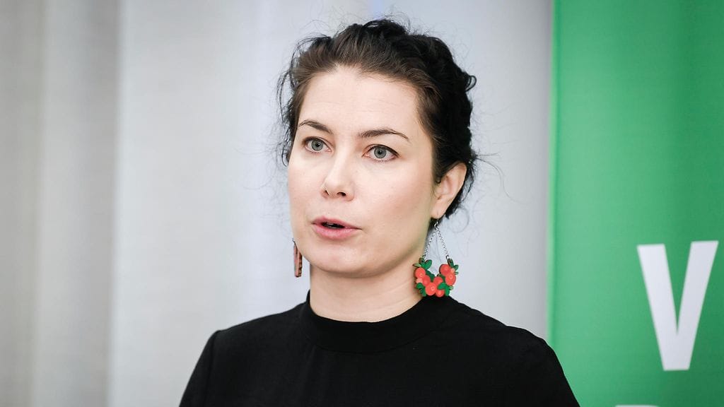 Kansanedustaja Emma Kari kertoo Anna-lehden haastattelussa odottavansa kolmatta lastaan.