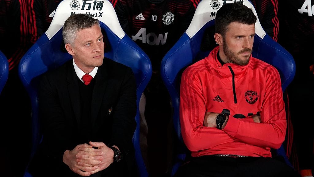 Ole Gunnar Solskjär (vas.) ja Michael Carrick ovat saaneet Manchester Unitedin kovaan lentoon.