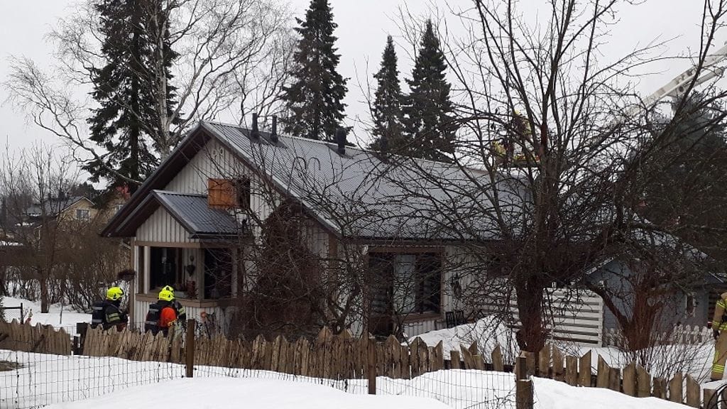 Pelastuslaitos oli paikalla Tapaninkylässä palaneessa paritalossa. Yksi talon asukas menehtyi palokaasuihin.