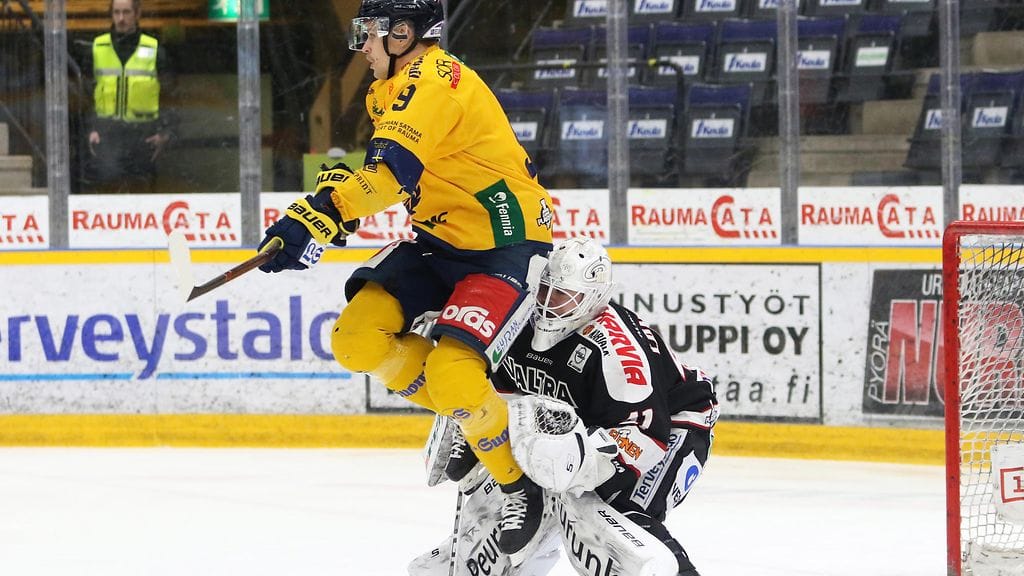 Järjestysmies sentään seurasi, kun Lukon Heikki Liedes teki maskia JYPin Eetu Laurikaisen eteen.