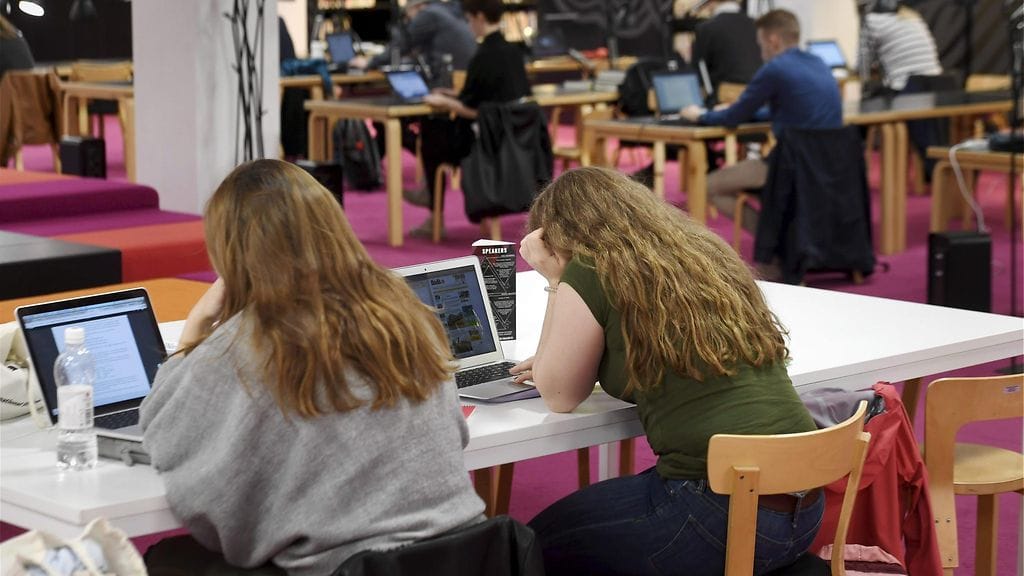 Kuvituskuvassa opiskelijoita Aalto-yliopiston Harald Herlin -oppimiskeskuksessa Otaniemessä Espoossa maanantaina 2. lokakuuta 2017.