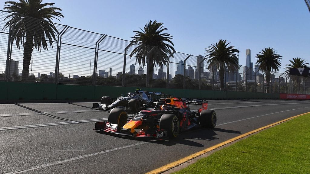 Mercedeksen tallipäällikön Toto Wolffin mukaan Red Bull (etualalla) on saanut lisää suoravauhtia.