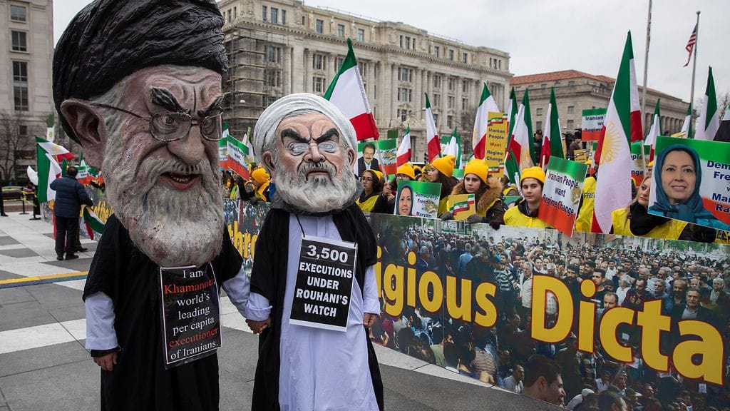 Kuvituskuvassa on kaksi miestä, jotka ovat pukeutuneet ajatollah Ali Khamenei ja presidentti Hassan Rouhani -naamareihin. Kuva on otettu mielenosoituksessa Yhdysvaltain Washingtonissa 8. tätä kuuta.